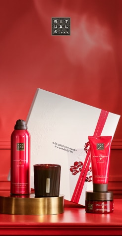 Set cadou Rituals The Ritual of Ayurveda, produse cosmetice premium în ambalaj roșu elegant, include cremă, spumă de duș, lumânare și cutie decorativă, ideal pentru îngrijire și cadouri